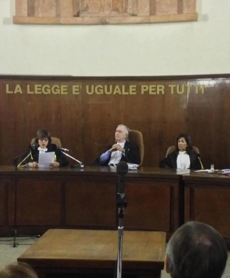 Processo lampo a Berlusconi: via dal Parlamento per 2 anni