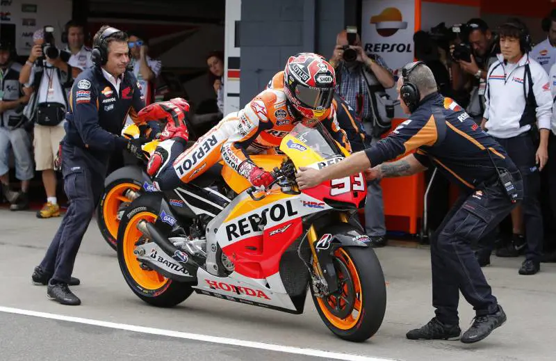 Australia, Marquez squalificato: Lorenzo vince e riapre il mondiale