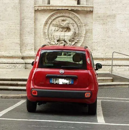 Marino rimuove lo striscione dei marò, ma lascia l'auto in sosta per mesi