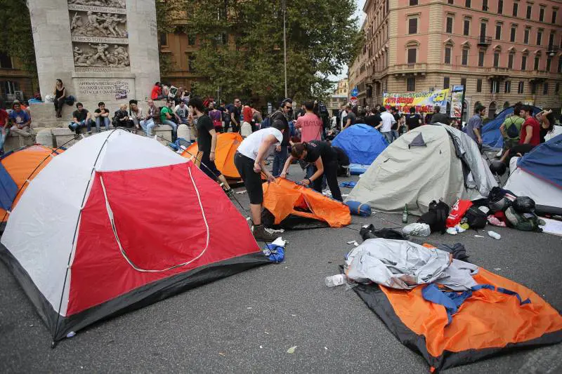 Un gruppo di ragazzi durante l'acampada a Porta Pia