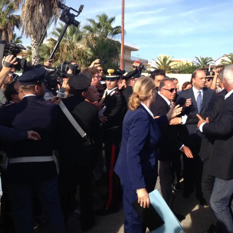 Funerali dei profughi: Alfano aggredito