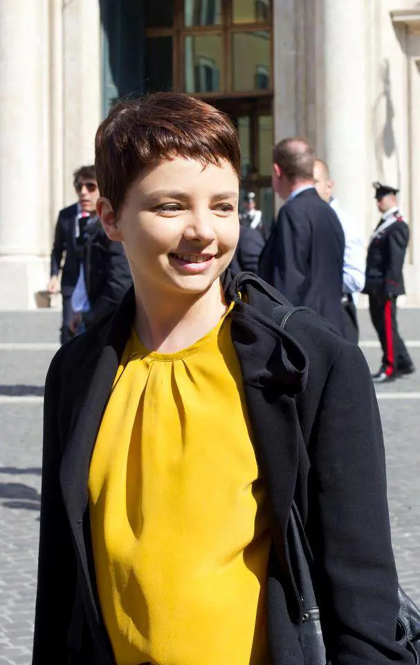 La grillina contro il democratico: "Ha cercato di darmi pugni in aula"