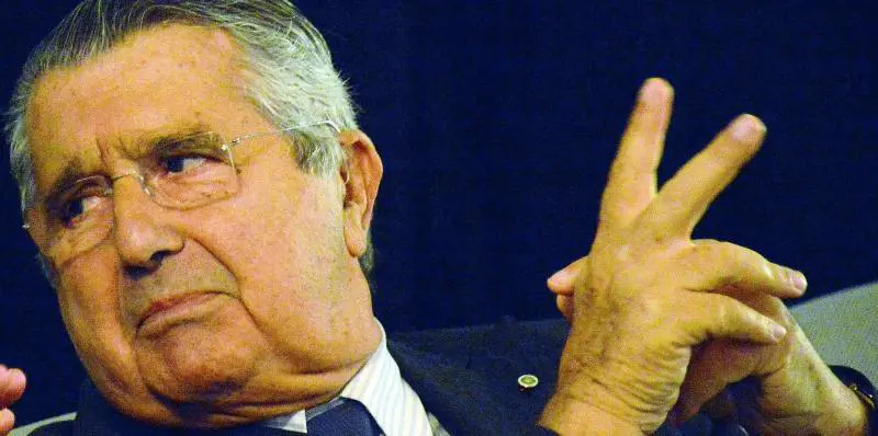 De Benedetti rivuole i giornali ma la famiglia non glieli vende