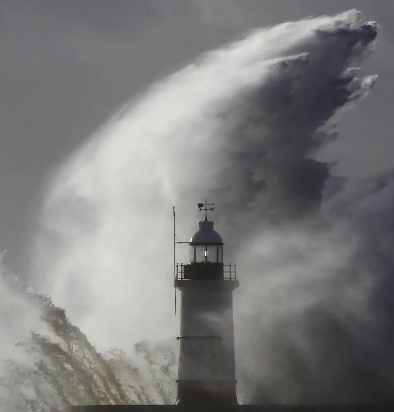 Maltempo, bufera nel Nord Europa: 8 morti e trasporti in tilt
