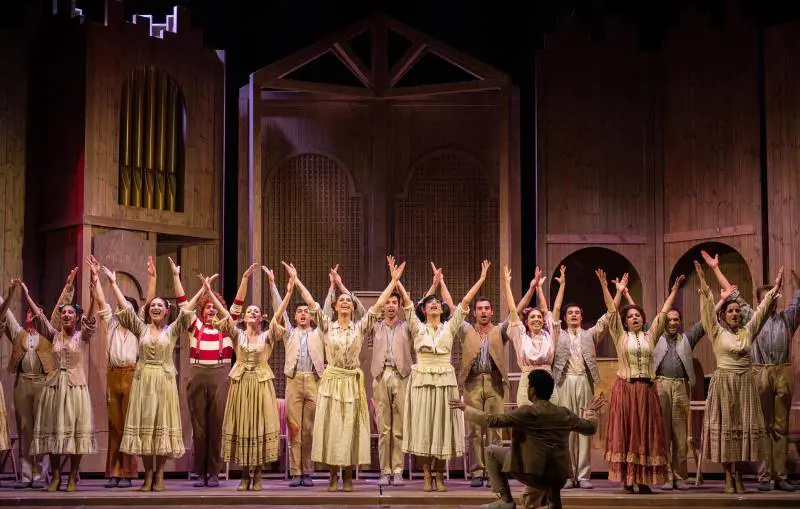 «Aggiungi un posto a tavola» Quarant'anni e non sentirli