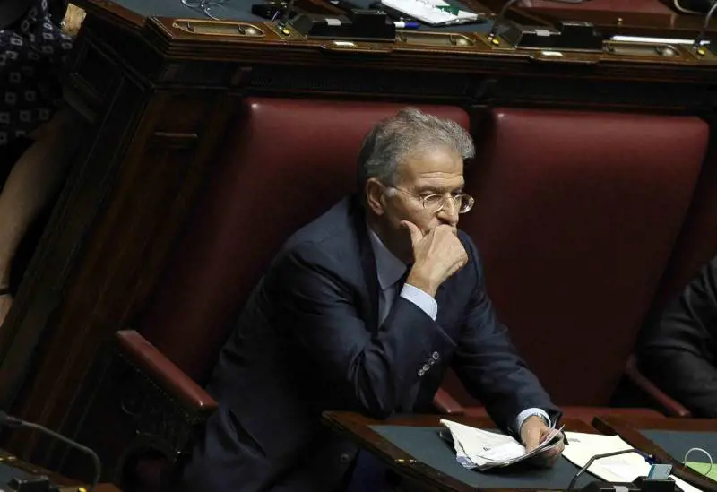 Cicchitto, pessimista cosmico che butta tutto in politica
