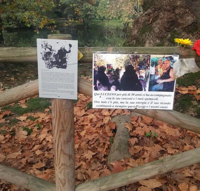 Omaggio poetico all'artista di strada morto un anno fa