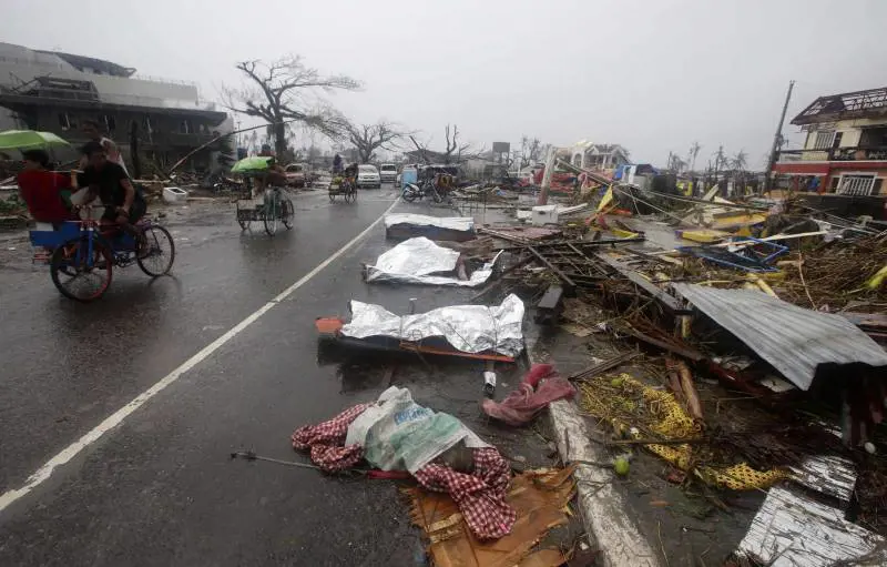Il supertifone lascia diecimila morti