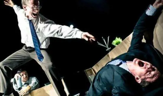 Impiegati supereroi a passo di danza