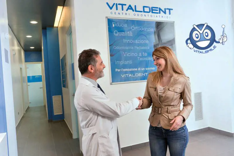 Problemi come l'alitosi rendono difficile l'integrazione sociale