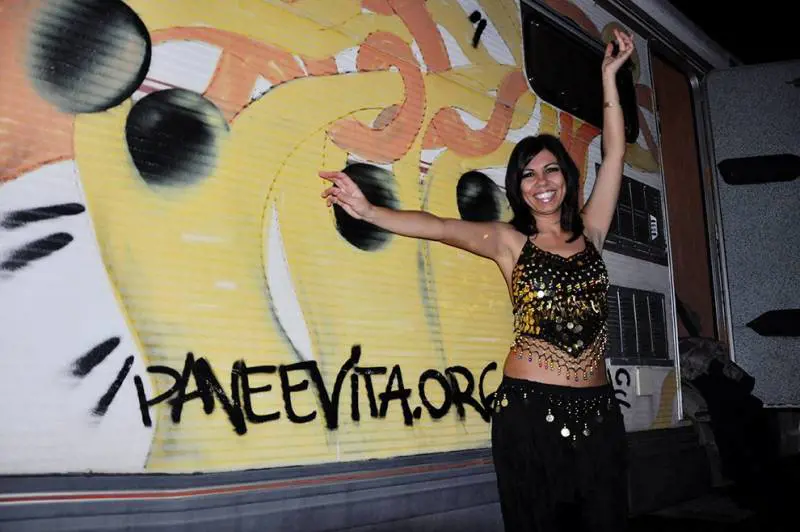 La sinuosa grillina fa la danza del ventre