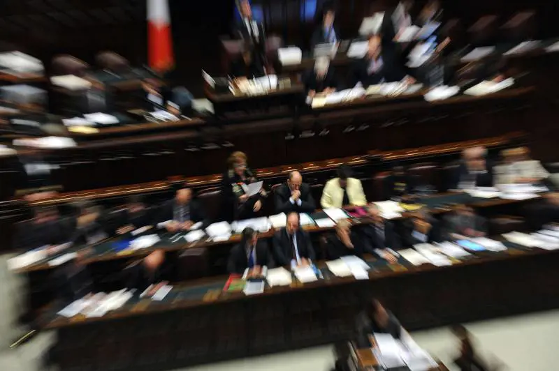 Governo Letta appeso a un filo, si fa strada l'ipotesi rimpasto