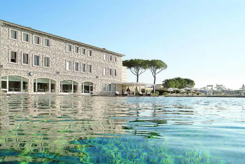 Saturnia, dove da tremila anni un bagno aiuta a vivere meglio