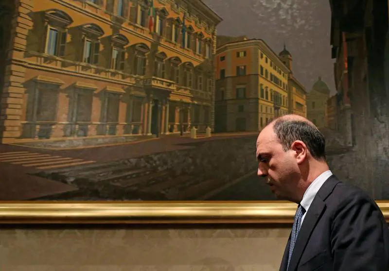 I tormenti di un Alfano al bivio: mollare Letta oppure sparire