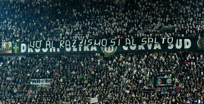 Assurdità allo stadio: entrano gli ultras ma i bimbi no