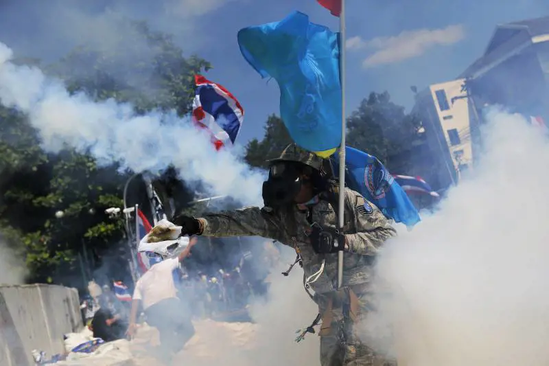 Scontri a Bangkok: assediato il governo, 5 vittime e 50 feriti