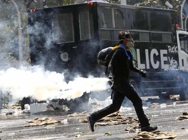 Manifestante vicino al palazzo del governo a Bangkok
