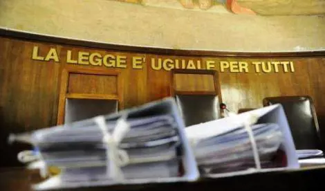 Giudice cade dalla sedia. I colleghi lo risarciscono: 139mila euro di danni
