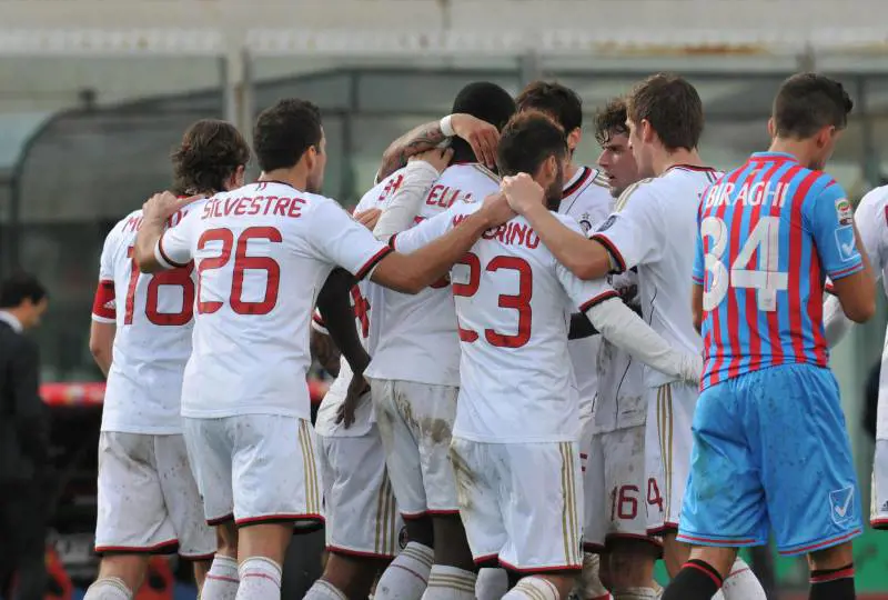Il MIlan festeggia dopo il gol di Mario Balotelli
