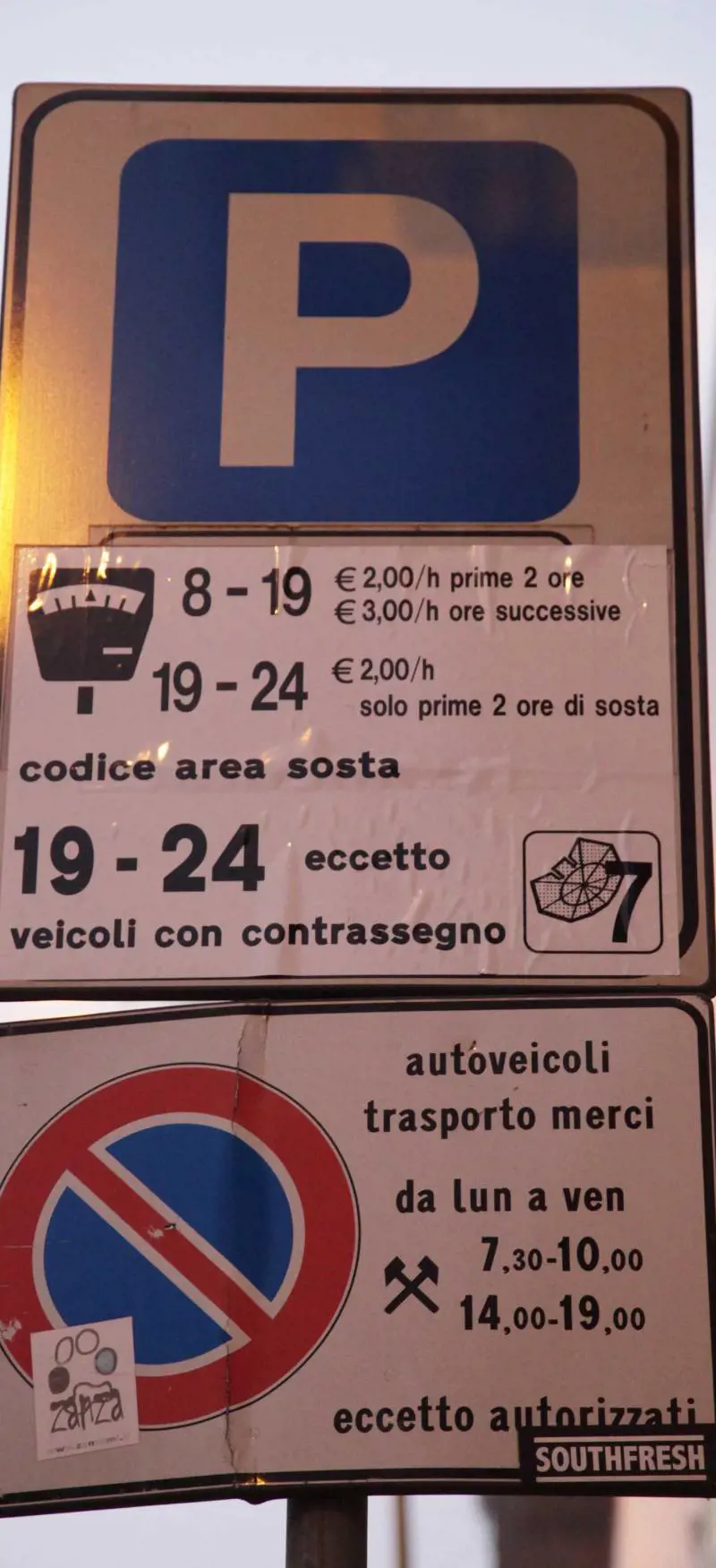 La truffa del Comune Posteggi più cari con i cartelli abusivi