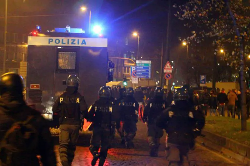 Champions, guerriglia a Milano: sei feriti, gravi tre tifosi dell'Ajax