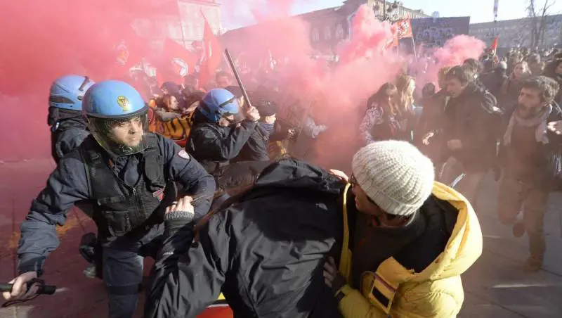 Gli antagonisti in piazza. Scontri a Torino e Venezia, arrestato leader di Casapound