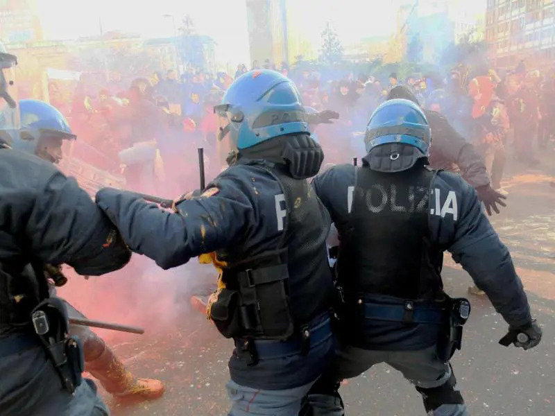 Tafferugli con la polizia durante il corteo studentesco a Milano