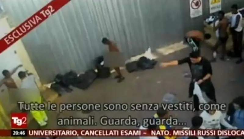 Lampedusa, disinfestazione choc: immigrati in fila, nudi e al freddo
