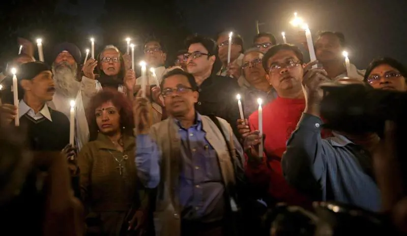 Stuprata e uccisa a 16 anni, è rivolta