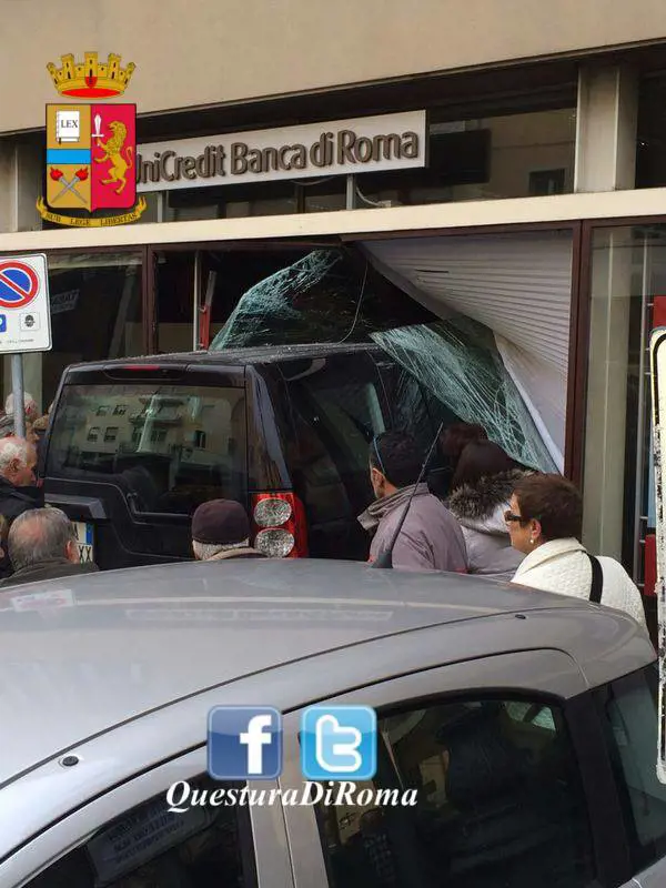 Velletri, Suv sfonda la vetrina di una banca. Morta una donna, 5 feriti