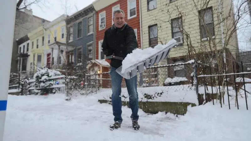 De Blasio spala la neve