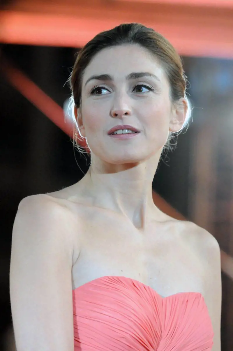 Julie Gayet querela il magazine Closer per le foto con Hollande