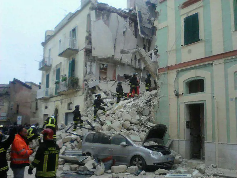 Matera, crolla palazzina: trovato vivo uno dei due dispersi