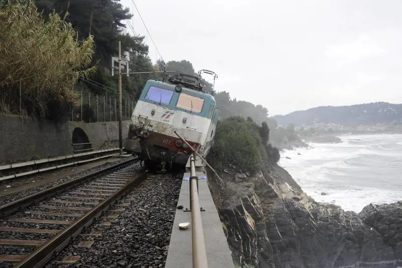 Una frana blocca i treni per la Francia