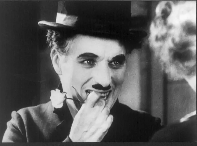 Charlot veniva da l'Aquila ma Chaplin lo abbandonò. E vinse l'Oscar delle luci