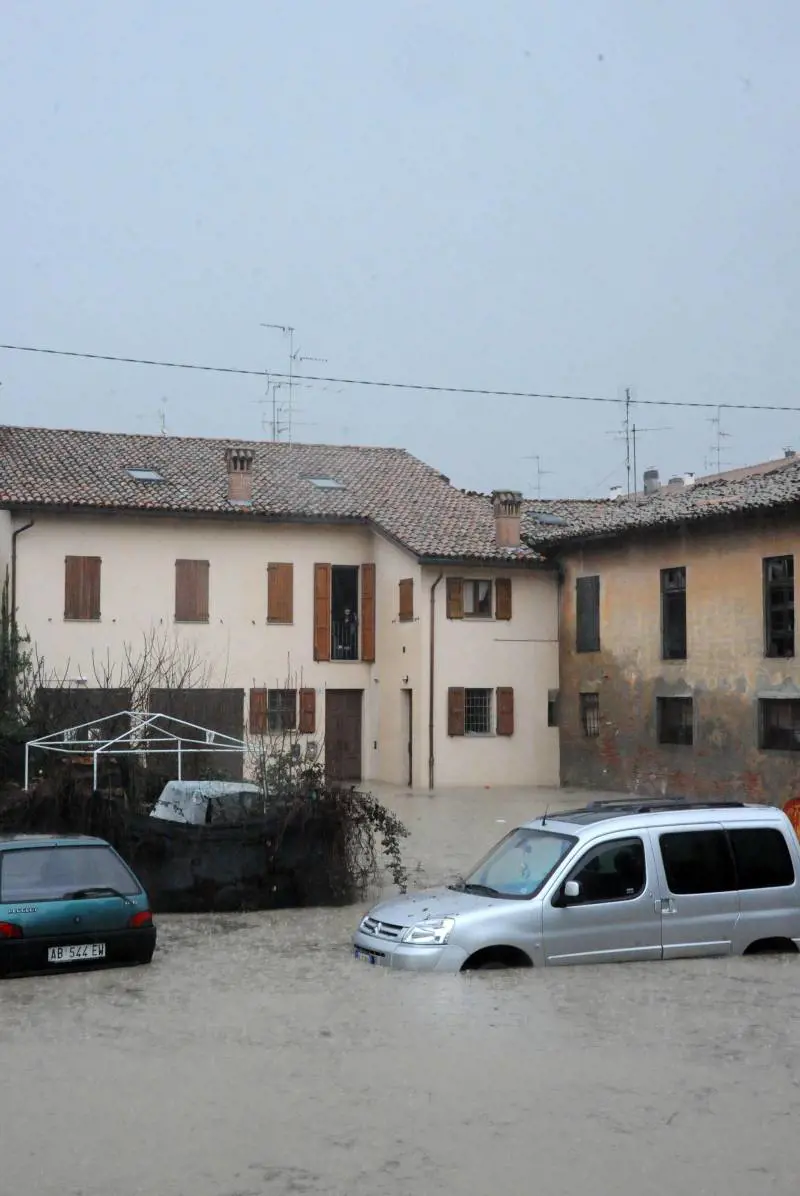 La piazza allagata del paese di Bastiglia (Modena)