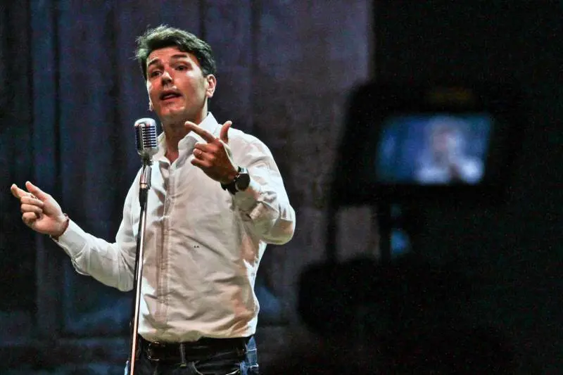 Il finanziere Davide Serra sul palco della Leopolda (Firenze, 26 ottobre 2013)