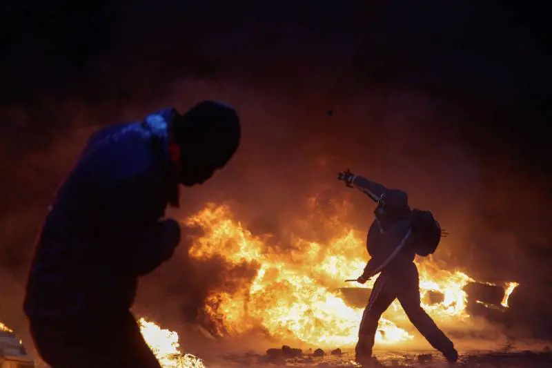 Guerriglia a Kiev, 5 morti. Nasce il parlamento ombra dell'opposizione