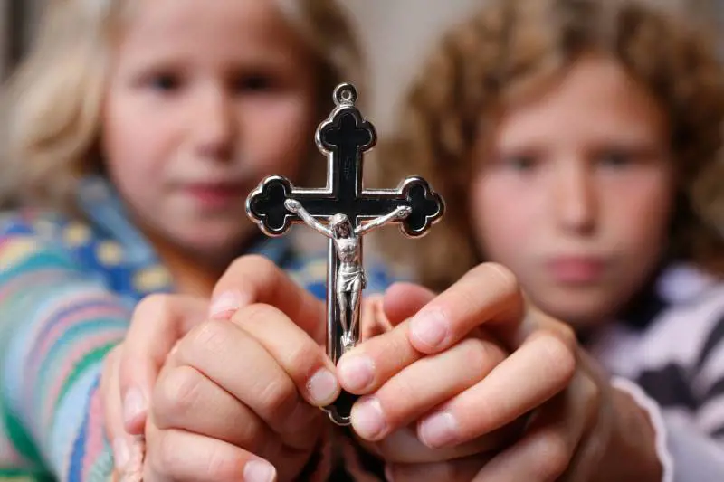 Il segno della croce vietato come il dito medio alzato