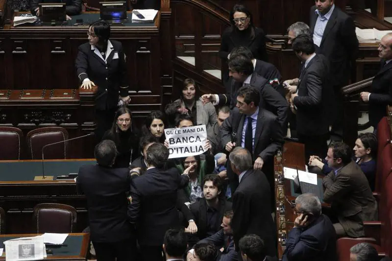 La contestazione al Decreto legge sui banchi del governo