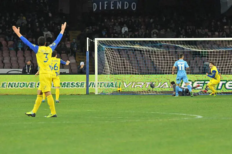 Napoli, tre pali e gol in extremis. Albiol evita la beffa