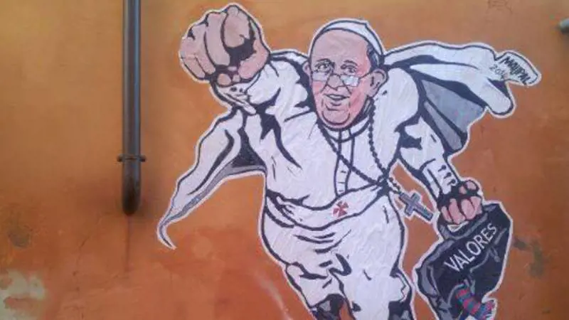 Il Papa come Superman in un graffito su un muro romano