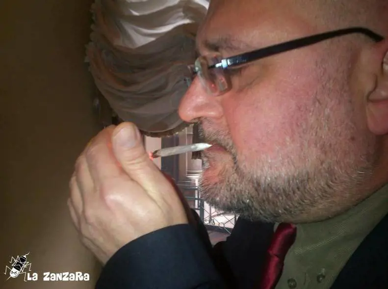Il deputato di Sel fuma una canna in Parlamento