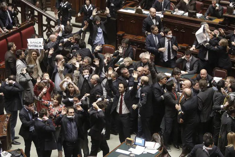La Camera sospende ventritre deputati M5S. Punito anche Dambruoso per il ceffone