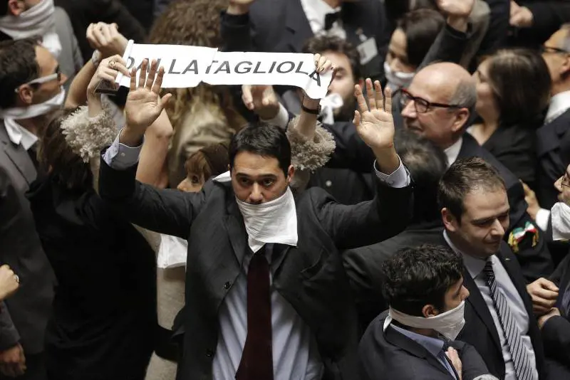 I Questori sulla rissa in Aula: "Il M5S voleva bloccare la Camera"