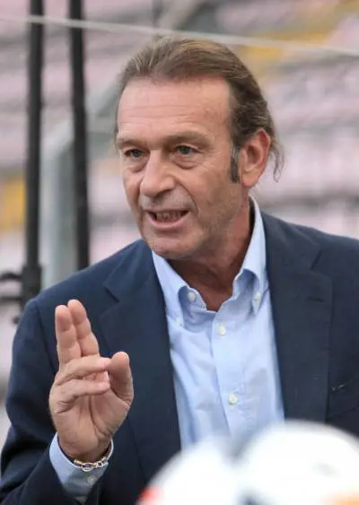Cellino acquista il Leeds, è subito bufera: esonera il tecnico, i tifosi lo chiudono nello stadio