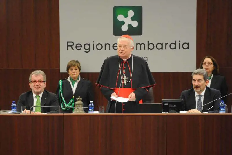 Il cardinale entra, i grillini se ne vanno
