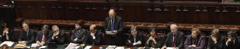 Figuraccia del governo costretto a rimangiarsi la tassa sul telefonino
