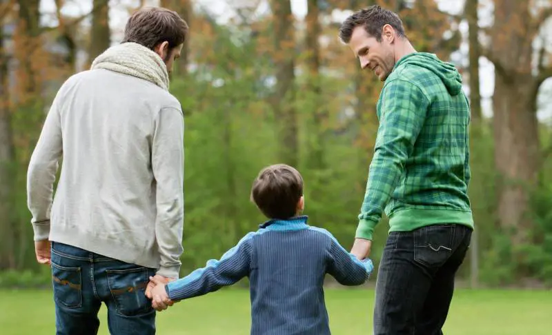 Niente più papà e mamma Negli asili solo il «genitore»