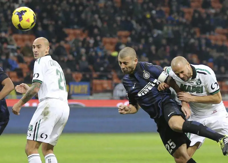 La testa di Samuel salva l'Inter dai piedi di piombo